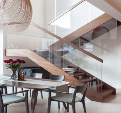 Schody policzkowe drewniane z przeszkloną balustradą – elegancka realizacja Jurrex Orzesze, Śląsk