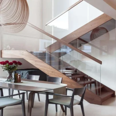 Schody policzkowe drewniane z przeszkloną balustradą – elegancka realizacja Jurrex Orzesze, Śląsk
