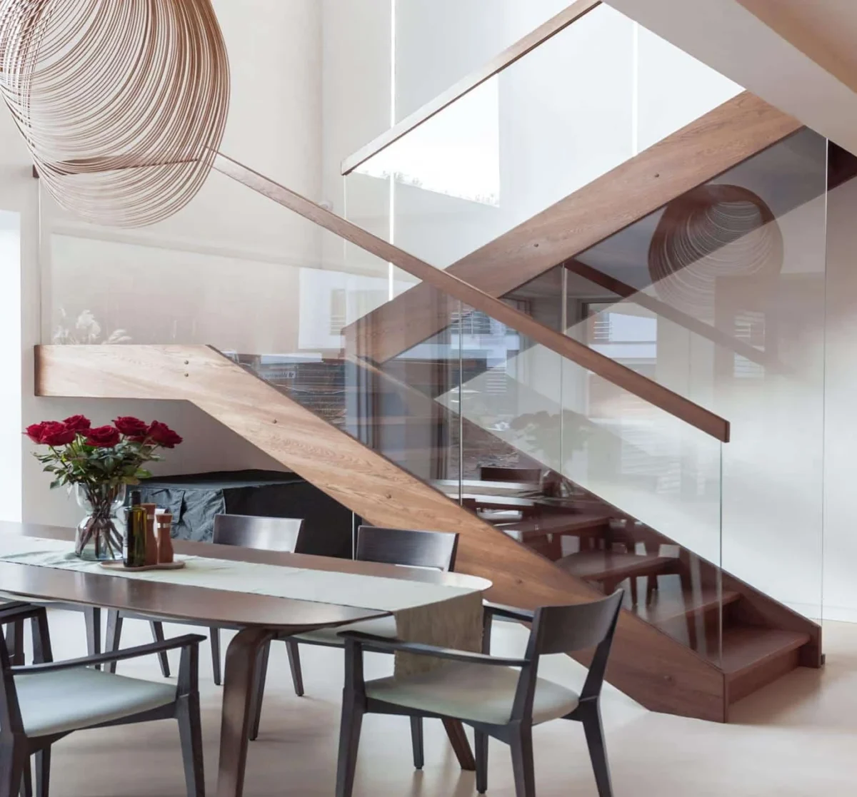 Schody policzkowe drewniane – realizacja Jurrex Orzesze Śląsk Schody policzkowe drewniane z przeszkloną balustradą – elegancka realizacja Jurrex Orzesze, Śląsk