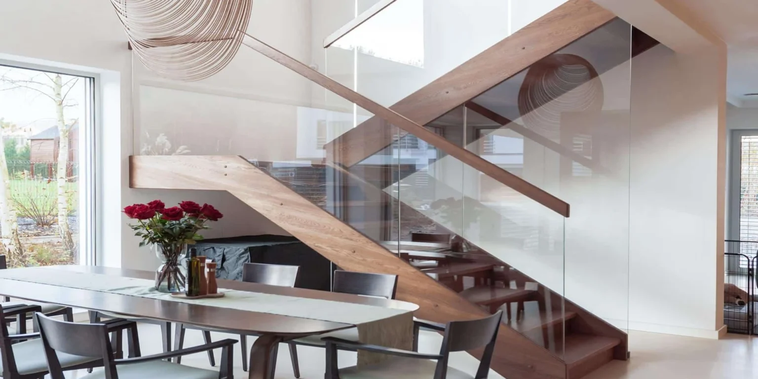 Schody policzkowe drewniane z przeszkloną balustradą – elegancka realizacja Jurrex Orzesze, Śląsk