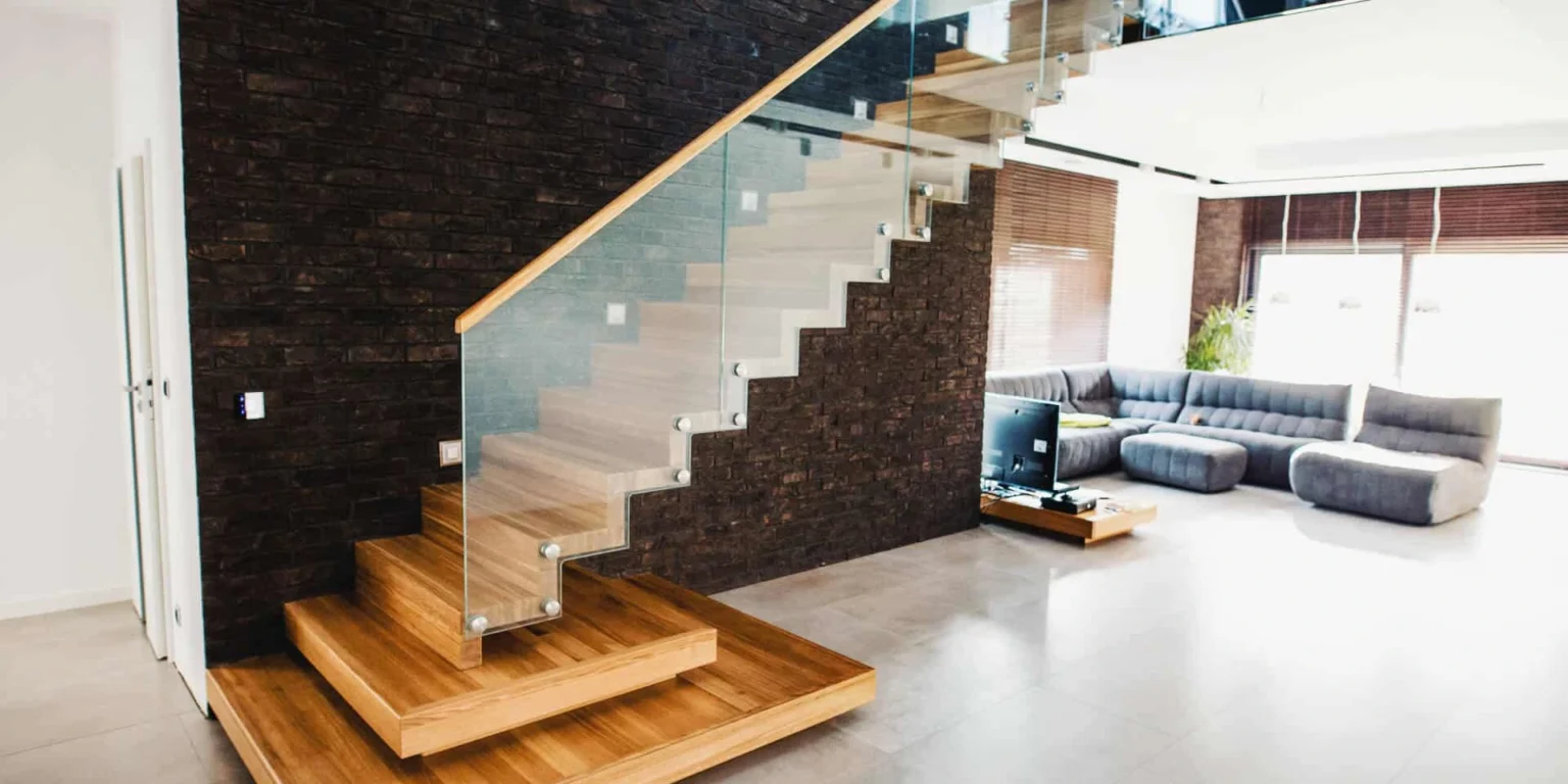 Schody dywanowe drewniane z przeszkloną balustradą – producent Jurrex Orzesze, Śląsk