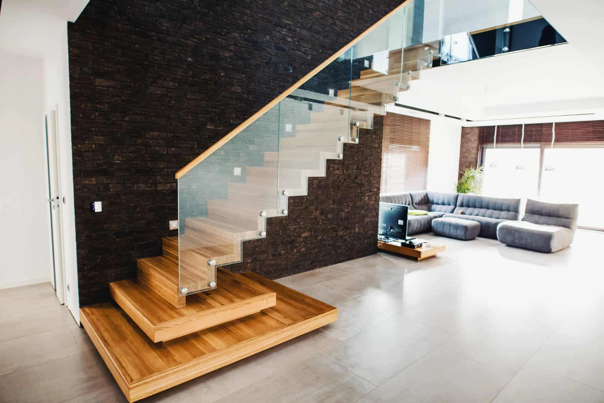 Schody dywanowe drewniane – Jurrex Orzesze Śląsk Schody dywanowe drewniane z przeszkloną balustradą – producent Jurrex Orzesze, Śląsk