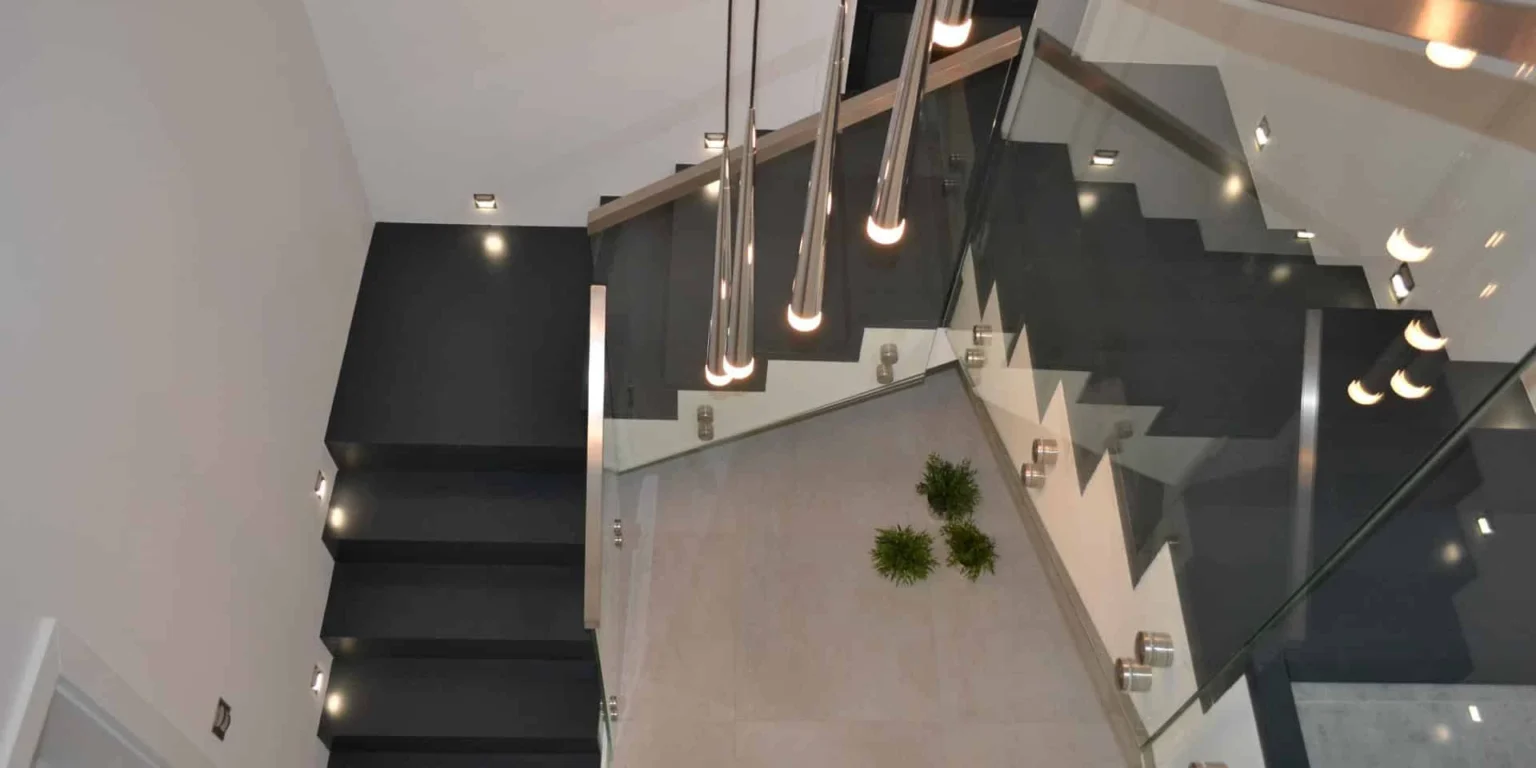 Schody na beton z okładziną drewnianą i oświetleniem LED – realizacja Jurrex Orzesze, Śląsk