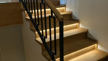 Schody na beton z dębowymi stopniami, spawaną balustradą stalową i oświetleniem LED – realizacja Jurrex Bystra