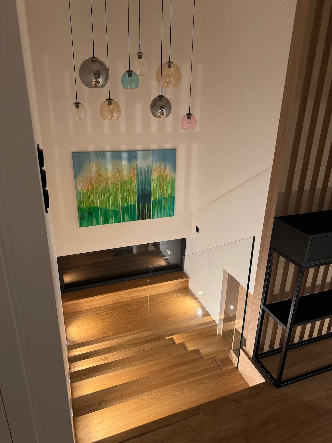 Schody na beton z balustradą szklaną i oświetleniem LED – realizacja Jurrex Rybnik