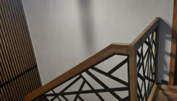 Schody na beton zabiegowe z balustradą stalową ciętą laserowo w ramie dębowej – realizacja Jurrex Tarnowskie Góry